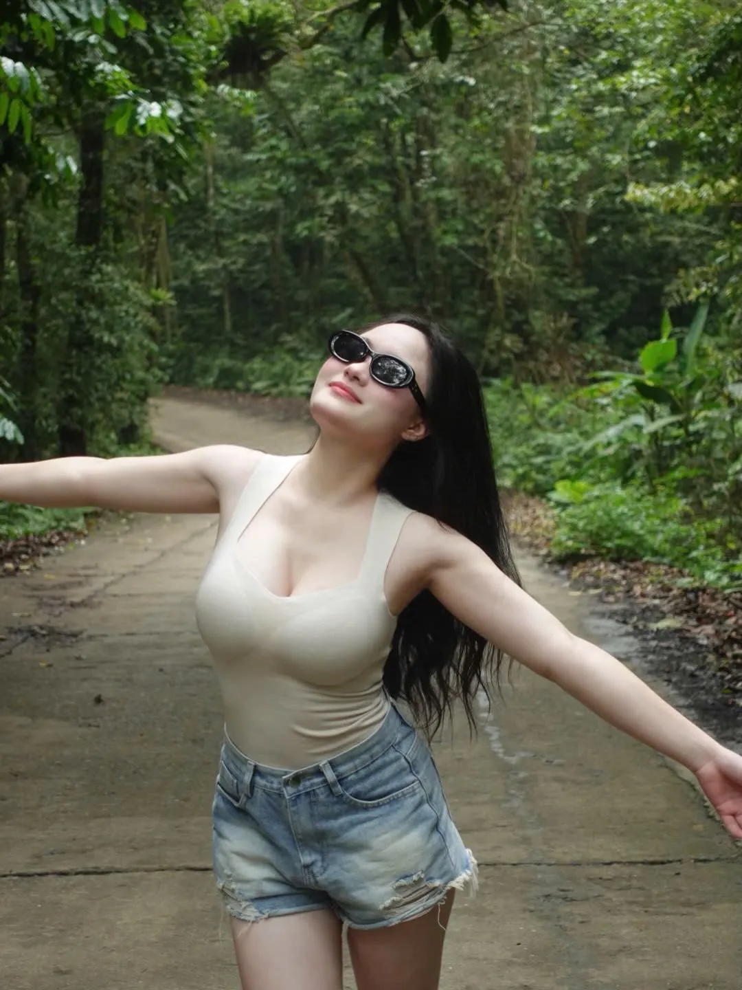 Bộ ảnh “núi rừng” không góc chết của hot girl xinh đẹp, hot rần rần MXH những ngày vừa qua- Ảnh 3.